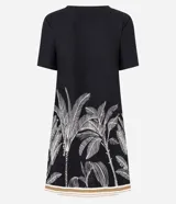 Vestido corto negro de viscosa y lino, con escote en V, mangas cortas y estampa gráfica de follaje blanco en la parte inferior, complementada con franjas horizontales en el ruedo.