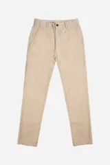 Pantalón chino color beige de corte slim, con bolsillos laterales y traseros.