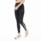 Calza deportiva New Balance de tiro alto, color negro, con logo de la marca en el muslo y estampado vertical en la pierna.