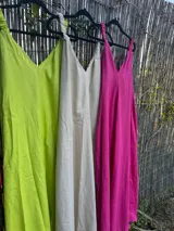 Vestido largo de lino con lurex, corte oversize, breteles finos y escote en V. Disponible en color verde lima, beige y fucsia.