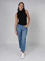 Blusa sin mangas negra, confeccionada en tejido de crêpe elástico, con cuello alto tipo mock con detalle fruncido.