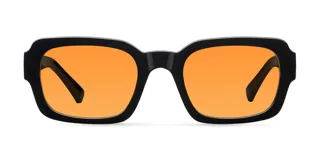 Lentes de sol cuadrados negros con lentes color naranja.