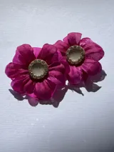 Caravanas de flor de tela color azul celeste, con centro de resina blanca y strass.