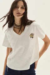 Remera de algodón de manga corta con escote en V y detalle de bordado en el pecho.