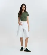 Blusa femenina de corte cropped, color verde oliva, con cuello redondo y mangas cortas. Confeccionada en algodón con elastano, ofrece un ajuste cómodo y versátil.