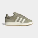 Championes Adidas Campus 00s de color verde oliva, confeccionados en gamuza con las icónicas tres rayas laterales en blanco. Presentan una suela de goma blanca con base color caramelo y detalles en relieve en el talón.