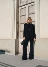 Blazer de corte recto y diseño clásico, con cuello de solapa con muesca, cierre frontal de un botón y mangas largas. Cuenta con un bolsillo de ribete en el pecho y dos bolsillos laterales con solapa. Incluye forro interior.