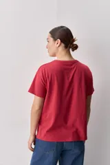 Remera de manga corta negra de algodón, con silueta relajada, cuello redondo y tajos laterales.