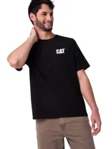 Remera de manga corta y cuello redondo, color negro, con logo estampado en el pecho y diseño gráfico en la espalda.