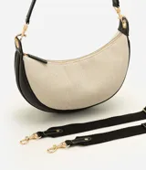 Cartera tipo shoulder de diseño curvo y estructura mediana, confeccionada en tejido texturizado con detalles en material sintético negro. Cuenta con cierre superior y correa ajustable y desmontable.