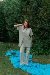 Pantalón de corte ancho y relajado, confeccionado en tejido rib con diseño de rayas horizontales.
