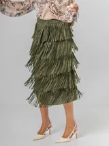 Maxi falda color beige con flecos escalonados y diseño de capas, confeccionada en tela elastizada con cintura elástica.
