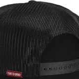 Gorra negra tipo trucker de la colaboración entre Etnies e Independent, con logo de Independent bordado en blanco en el panel frontal y paneles traseros de malla.