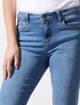 Jean elastizado de tiro alto, marca One Five One. Modelo skinny al tobillo, con pretina con pasadores, cierre y botón metálico. Tres bolsillos delanteros y dos traseros.