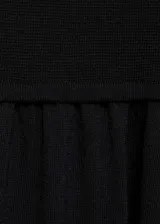 Vestido largo de punto fino color negro, con diseño recto, cuello escotado y tirantes finos que se cruzan en la espalda.