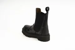 Bota tipo Chelsea de cuero negro con caña media, paneles laterales elásticos y suela track dentada.