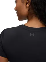 Remera de entrenamiento Under Armour de manga corta, confeccionada en tejido elástico de alto rendimiento, con ajuste al cuerpo y cuello redondo.