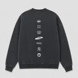 Buzo de cuello redondo con diseño oversize, confeccionado en algodón con efecto lavado. Presenta detalles gráficos estampados en el pecho y etiqueta decorativa en el ruedo.