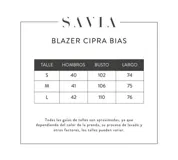 Blazer color verde oscuro con solapas con pespuntes blancos, de corte recto y cierre con un botón.