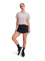 Falda pantalón deportiva Under Armour, color negro, con diseño ultraligero y transpirable. Incluye shorts interiores integrados para mayor cobertura y sujeción, cintura alta elástica y bolsillo lateral en el short interior.
