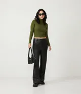 Polera color camel de punto acanalado, con cuello alto y mangas largas.