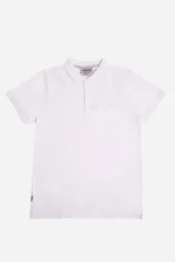 Chomba blanca de piqué con cuello clásico, tapeta de tres botones y bolsillo de parche en el pecho.