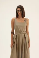 Vestido midi de escote cuadrado y sin mangas, con falda amplia con tablas y cinturón al tono incluido.