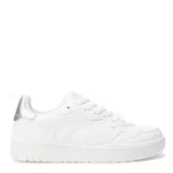 Championes urbanos color beige con detalles en negro y fucsia.