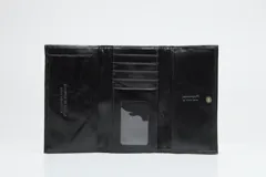 Billetera rectangular de cuero negro con solapa frontal en cuero con pelo estampado tipo animal print de manchas.