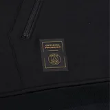 Buzo hoodie negro con el escudo del Paris Saint-Germain estampado en dorado en el pecho y bolsillos frontales con cierre.