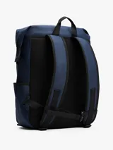 Mochila azul marino con acabado liso, compartimento principal con cierre de cremallera, bolsillo frontal vertical con cremallera, dos bolsillos laterales para botellas y correas ajustables. Incluye parche engomado con el logo de Tommy Jeans en la parte delantera.
