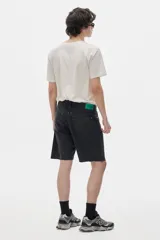 Bermuda de jean negro con terminación desflecada.