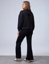 Buzo negro de modal con capucha y bolsillos delanteros.