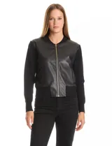 Campera tipo bomber combinada, con frente en cuero sintético y mangas y espalda tejidas. Presenta cuello a la base, cierre frontal y bolsillos laterales.