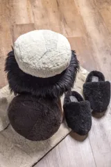 Pantuflas de diseño abierto confeccionadas en piel sintética de textura suave y mullida, con suela plana y cómoda.