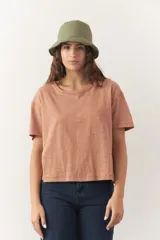 Remera de algodón color lila, de manga corta y cuello redondo.