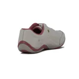 Zapatillas deportivas Kolosh color gris claro con detalles en rosa y suela color borgoña. Presentan cordones grises y perforaciones decorativas en los laterales.