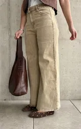 Pantalón de jean color beige con efecto óxido, de tiro alto y corte ancho en las piernas.