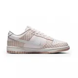 Championes Nike Dunk Low con diseño de paneles en cuero liso rosado y superposiciones de tela con estampado de cuadros vichy en tonos rosado y blanco. Presenta el logo Swoosh lateral en cuero blanco, cordones al tono y suela de goma en color rosado.