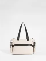 Cartera tipo bolso color beige con detalles en negro, confeccionada en nylon. Presenta múltiples compartimentos externos, incluyendo bolsillos laterales removibles, cierre superior y correas de hombro resistentes.