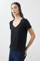 Remera verde de algodón con escote en V y mangas cortas.
