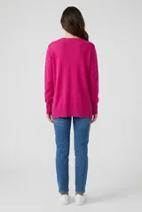 Sweater de punto color azul eléctrico, con escote en V y mangas largas.