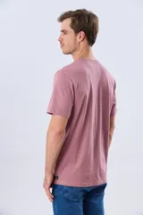 Remera lisa de manga corta y cuello redondo, color gris oscuro, de calce cómodo con pequeño logo bordado en el pecho.