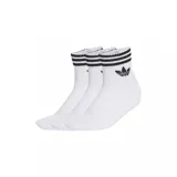 Pack de tres pares de medias cortas Adidas, color blanco con diseño de tres rayas negras en el puño y logo del trébol bordado en negro.
