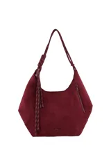 Cartera tipo hobo de gamuza color bordó, con manija de soga trenzada con nudos decorativos y cierre frontal diagonal.