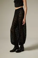 Pantalón tipo babucha de encaje color crudo, con corte holgado y cintura elástica.