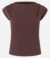 Blusa de viscosa color marrón oscuro, de corte ajustado, con cuello redondo, sin mangas y diseño con pliegues en los hombros.