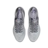 Championes de running Asics modelo Gel-Kayano 28 Platinum, color gris claro con detalles iridiscentes en el logo y el talón. Presentan tecnología FF Blast en la entresuela y sistema de amortiguación Gel.