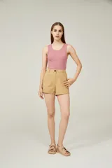 Musculosa de algodón color rosa viejo, de corte holgado y cuello redondo.