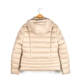 Campera puffer beige de poliéster, con capucha, cierre frontal, bolsillos laterales y calce al cuerpo.